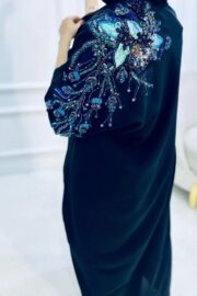 إطلالة خلفية لعباية كريب ياباني سوداء فاخرة