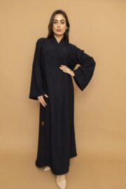 تفاصيل القماش المضلع ثلاثي الأبعاد في عباية كيمونو