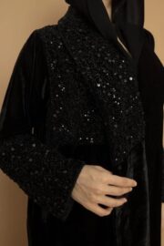 تفاصيل تطريز فضي على عباية مخمل سوداء