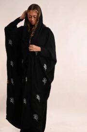 تفاصيل تطريز نباتي يدوي على عباية سوداء