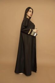 تفاصيل تطريز يدوي فضي على أكمام عباية سوداء