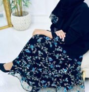 تفاصيل تطريز يدوي فضي على عباية كحلي ملكية