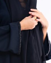 تفاصيل خرز أسود أنيق على عباية كلاسيكية سوداء