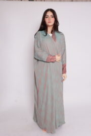 عباية سفر عصرية بألوان هادئة مناسبة للرحلات