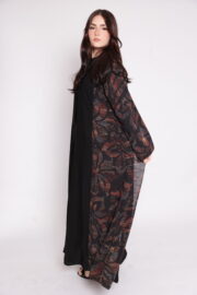 عباية سهرة مع نقوش هندسية من الجانب