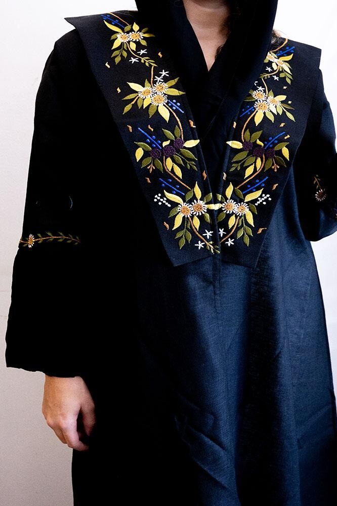 عباية سوداء مطرزة من الكتان الناعم – تصميم يومي من عباية ثريد