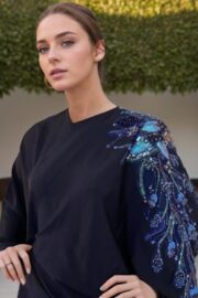 عباية كريب تطريز لامع سوداء – تصميم سهرة فاخر من عباية ثريد