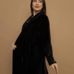 عباية مخمل أسود تطريز – تصميم شتوي فاخر من عباية ثريد