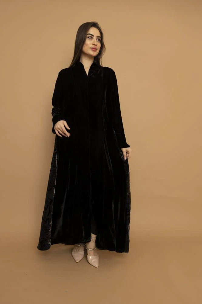 عباية مخمل سوداء زخرفة – تصميم شتوي فاخر من عباية ثريد