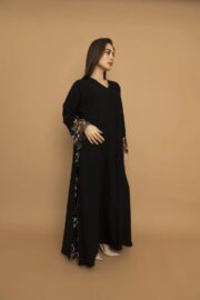 عباية مطرزة بألوان زاهية من الجانب