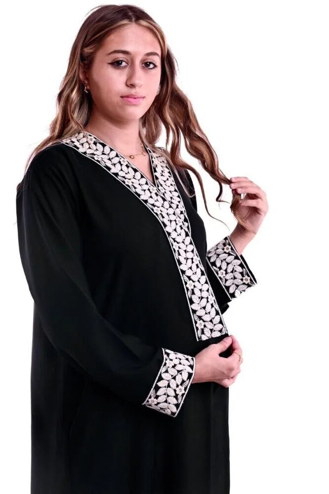 عباية مفتوحة كلفة مطرزة – تصميم سهرة عصري من عباية ثريد