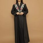 عباية ملونة سفر مطرزة – تصميم سفر أنيق من عباية ثريد