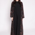 عباية نقوش هندسية سوداء – تصميم عصري من عباية ثريد