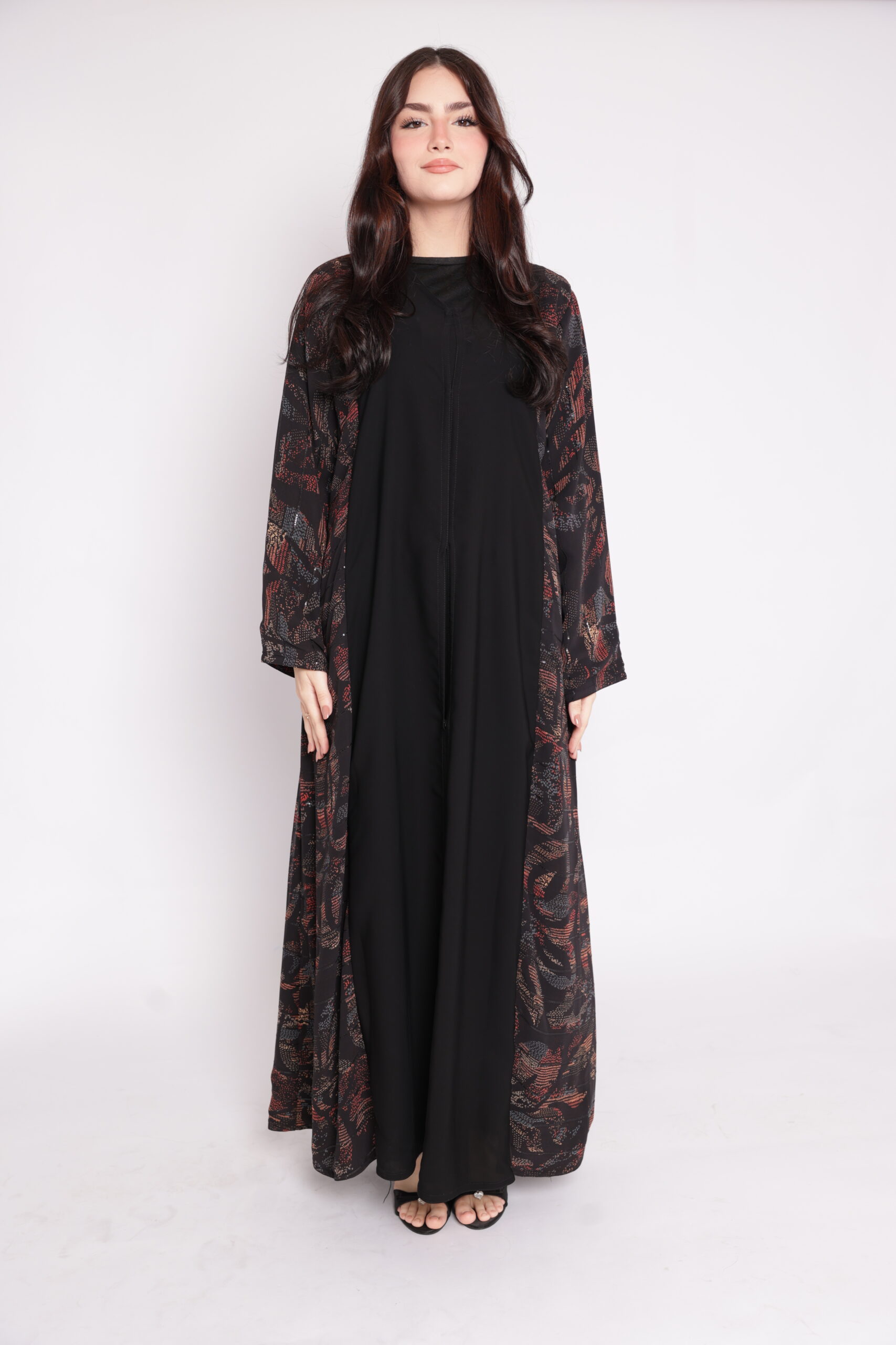 عباية نقوش هندسية سوداء – تصميم عصري من عباية ثريد عباية نقوش هندسية سوداء – تصميم عصري من عباية ثريد