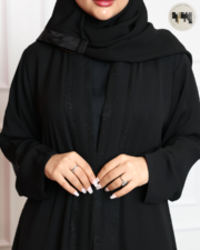 ⁦عباية سوداء بنقش مشجر أمامي وخلفي – تصميم أنيق وعصري⁩ - الصورة ⁦3⁩