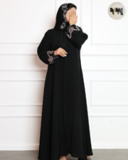 ⁦عباية سوداء بأكمام مطرزة بنقوش بيضاء – تصميم أنيق بلمسة فنية⁩ - الصورة ⁦2⁩