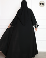 ⁦عباية سوداء بأكمام مطرزة بنقوش بيضاء – تصميم أنيق بلمسة فنية⁩ - الصورة ⁦4⁩