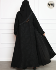 ⁦عباية سوداء بنقش مشجر أمامي وخلفي – تصميم أنيق وعصري⁩ - الصورة ⁦5⁩