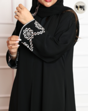 ⁦عباية سوداء بأكمام مطرزة بنقوش بيضاء – تصميم أنيق بلمسة فنية⁩ - الصورة ⁦3⁩