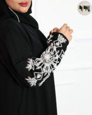 عباية سوداء بأكمام مطرزة باللؤلؤ الأبيض – أناقة فاخرة للسهرات - الصورة 4