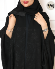 ⁦عباية بشت قطري سوداء بنقشة مشجرة – فخامة خليجية بتصميم كلاسيكي⁩ - الصورة ⁦5⁩