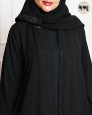 ⁦عباية سوداء بنقش مشجر أمامي وخلفي – تصميم أنيق وعصري⁩ - الصورة ⁦2⁩