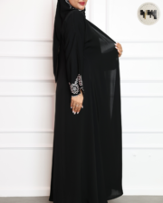 ⁦عباية سوداء بأكمام مطرزة بنقوش بيضاء – تصميم أنيق بلمسة فنية⁩ - الصورة ⁦5⁩