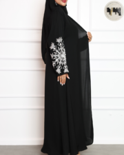 عباية سوداء بأكمام مطرزة باللؤلؤ الأبيض – أناقة فاخرة للسهرات - الصورة 2