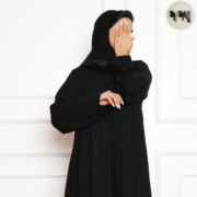 عباية سوداء بنقش مشجر أمامي وخلفي – تصميم أنيق وعصري