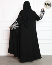 عباية سوداء بأكمام مطرزة باللؤلؤ الأبيض – أناقة فاخرة للسهرات - الصورة 5